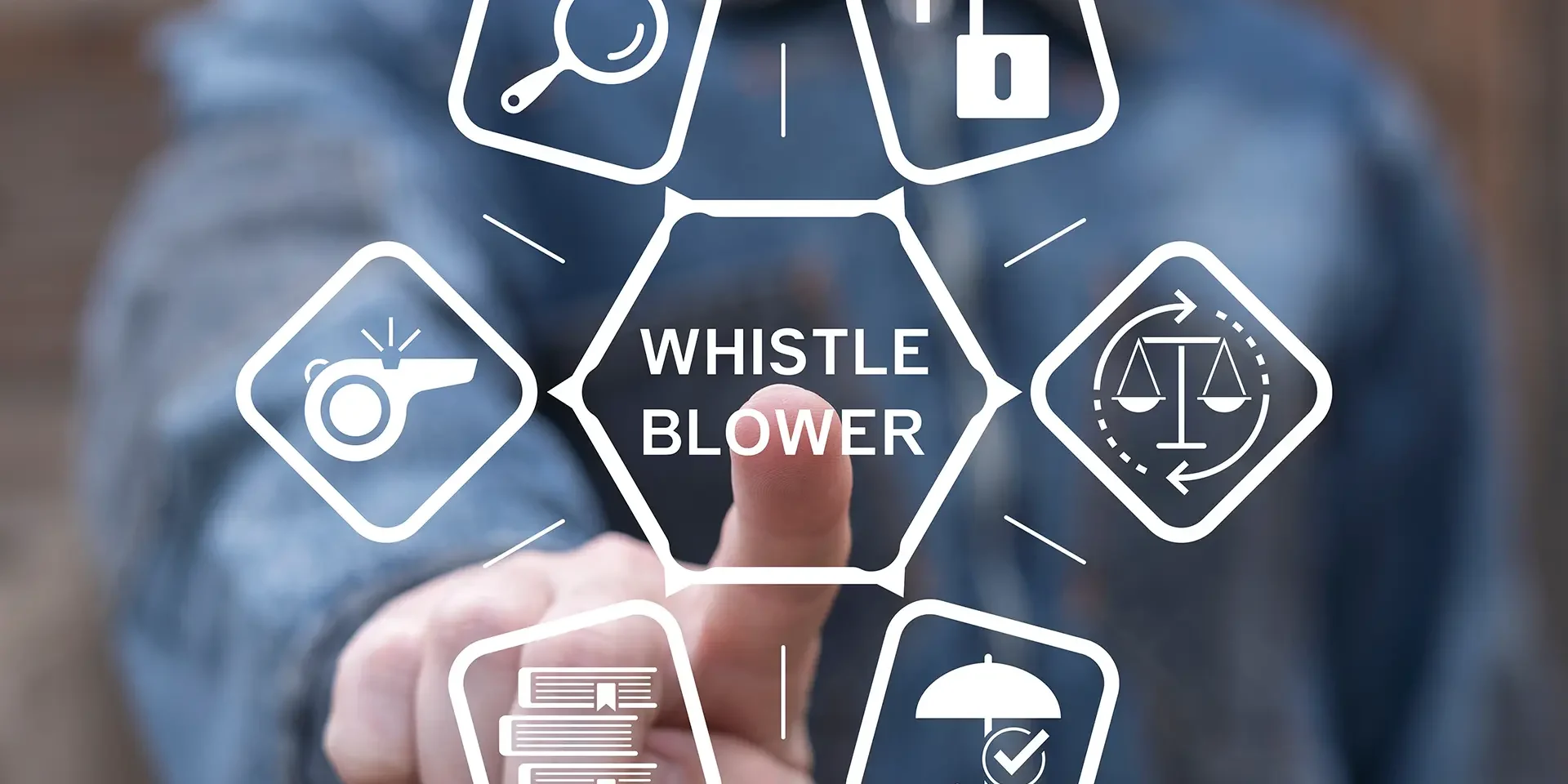 whistle blower Persona che tocca il pulsante whistleblower sulla dashboard